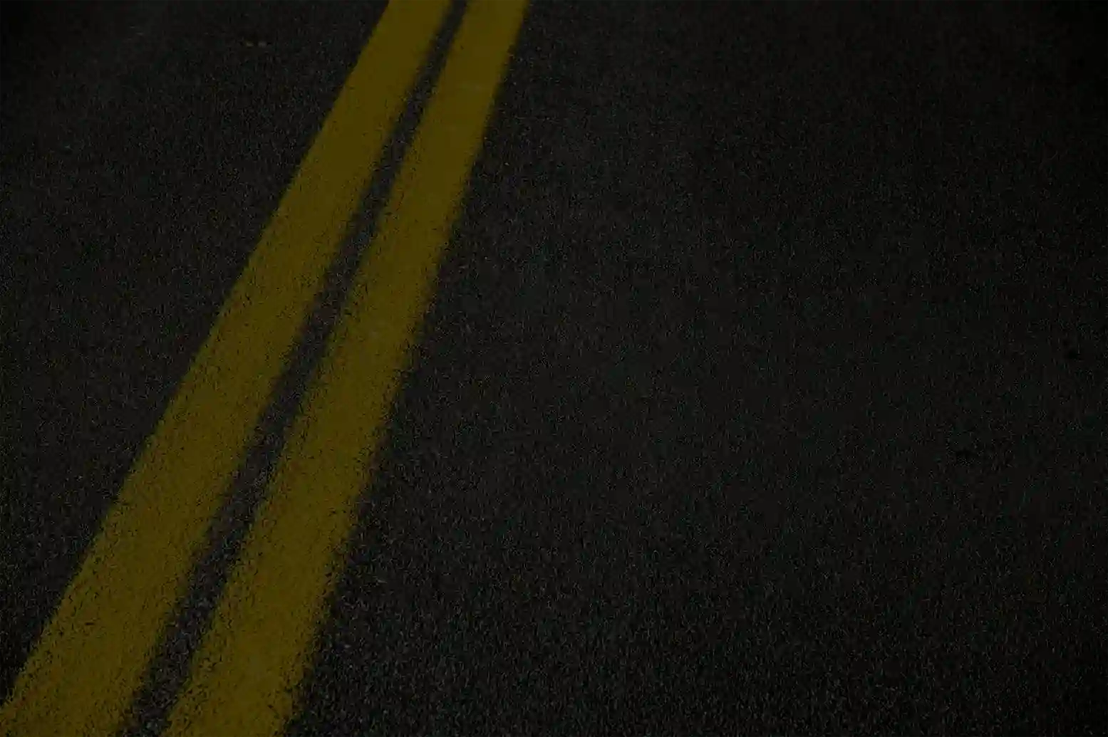 Líneas amarillas dobles en el pavimento, señalización vial frecuente en rutas de Uruguay.